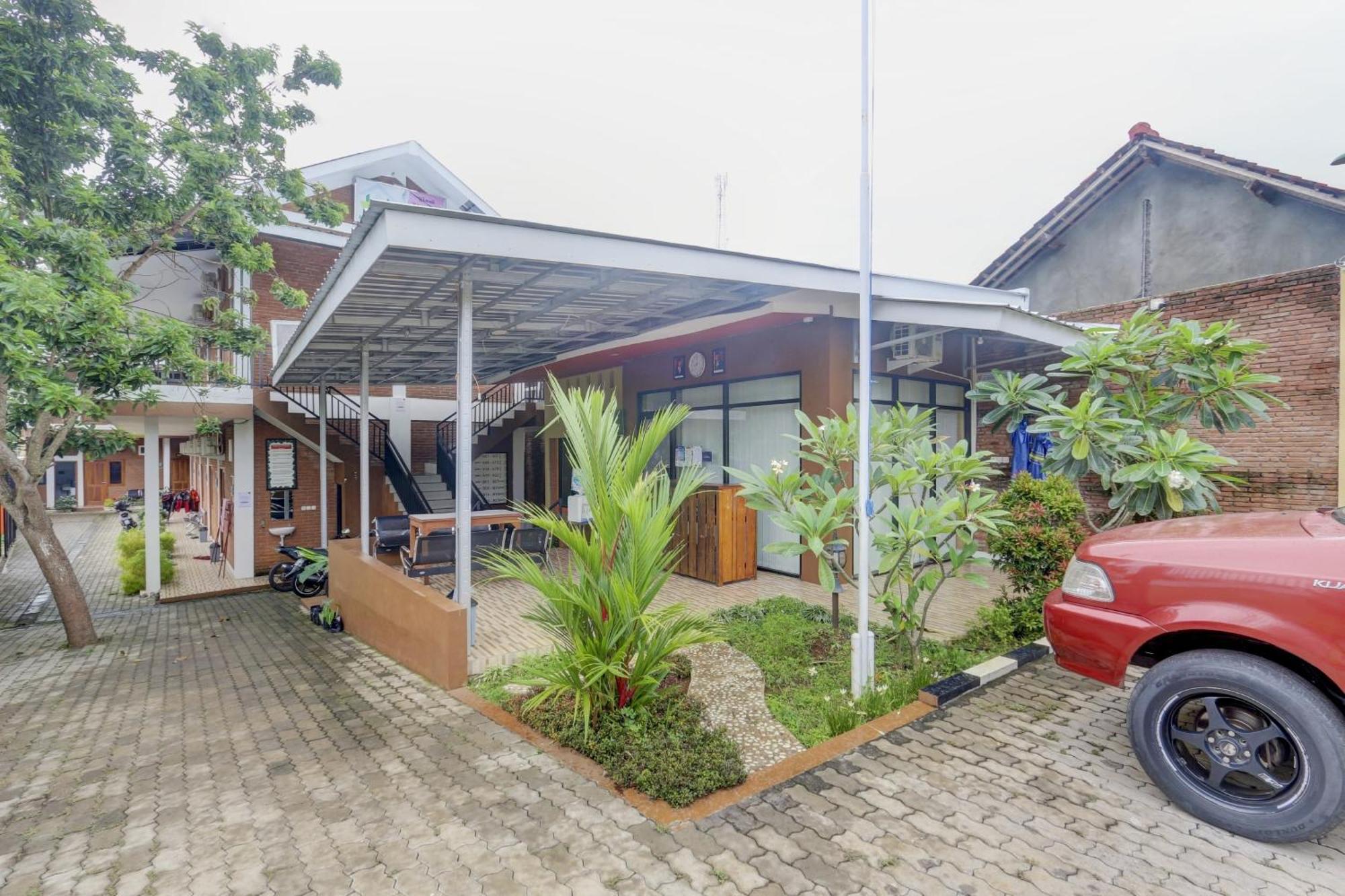 Oyo 90758 D Kost In Kandri Semarang
