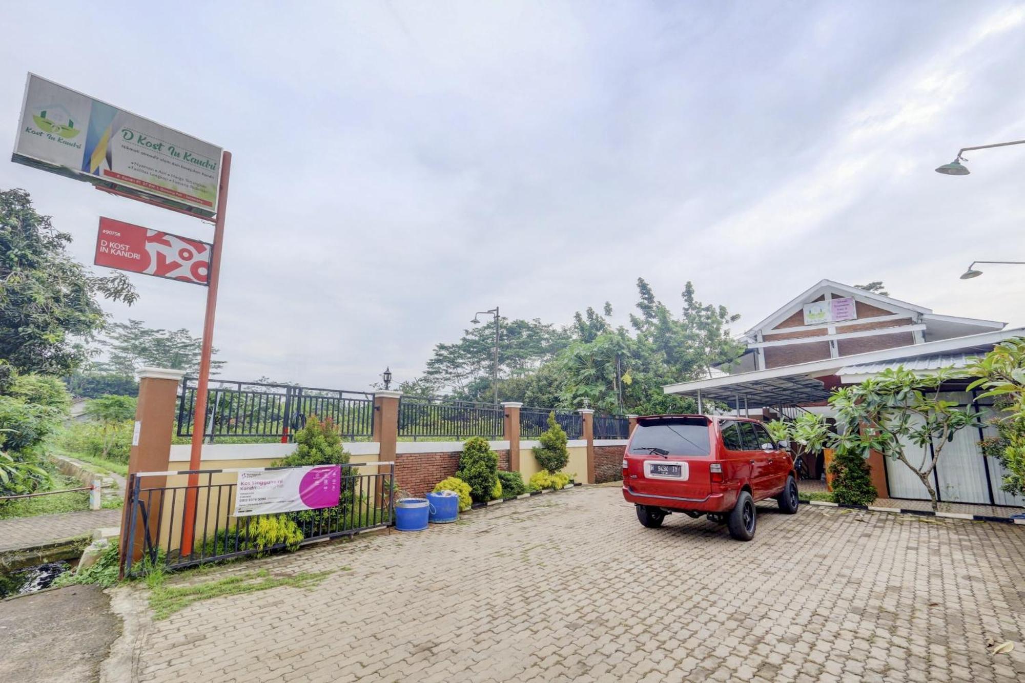 Oyo 90758 D Kost In Kandri Hotel Semarang